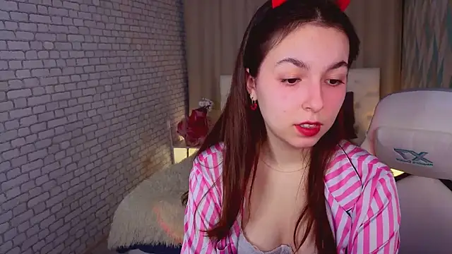 Snapshot of BellaThery chatting on March 18, 2026, 5:10 am BellaThery online show from March 18, 2026, 5:10 am