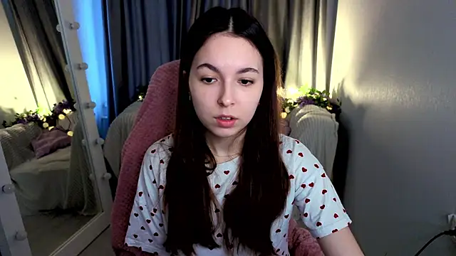 Snapshot of BellaThery chatting on April 5, 2026, 5:04 am BellaThery online show from April 5, 2026, 5:04 am