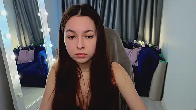 Snapshot of BellaThery chatting on April 15, 2026, 5:03 am BellaThery online show from April 15, 2026, 5:03 am