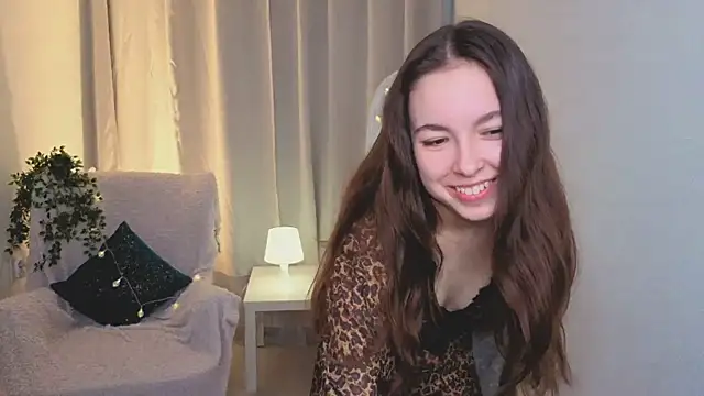 Snapshot of BellaThery chatting on May 10, 2026, 5:23 am BellaThery online show from May 10, 2026, 5:23 am
