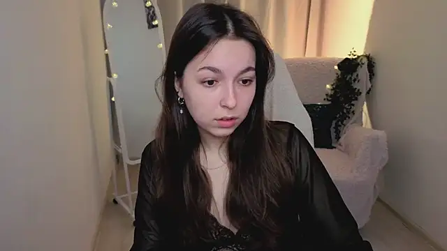 Snapshot of BellaThery chatting on May 27, 2026, 5:04 am BellaThery online show from May 27, 2026, 5:04 am