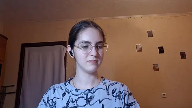 Katelemon online show from June 17, 2026, 3:24 pm