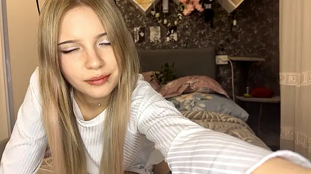 Snapshot of SofiaMarken chatting on March 6, 2026, 1:07 pm SofiaMarken online show from March 6, 2026, 1:07 pm