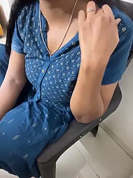 Queenlipx online show from February 20, 2026, 8:09 pm