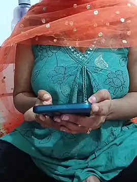 Queenlipx online show from February 28, 2026, 3:35 pm