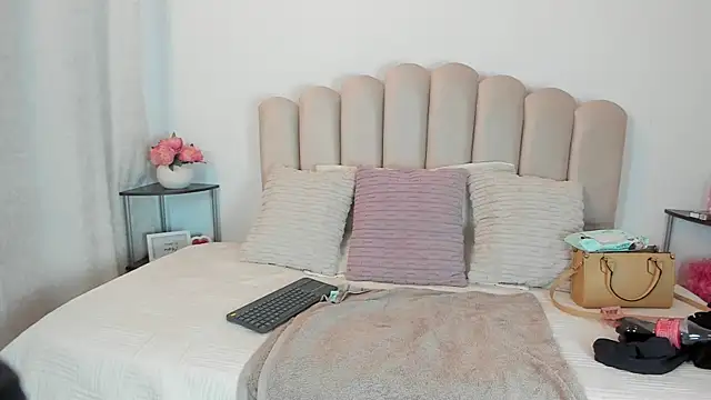 Snapshot of celeste_z chatting on March 4, 2026, 12:33 pm celeste z online show from March 4, 2026, 12:33 pm