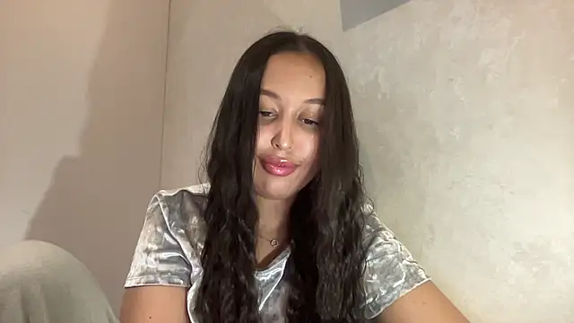 Dana 005 online show from May 6, 2026, 8:25 pm