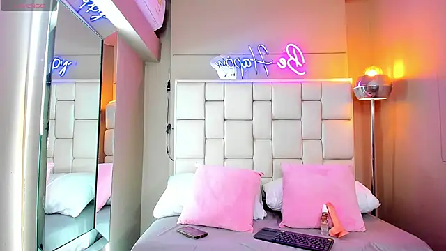 Snapshot of Evelyn_sexy18 chatting on March 21, 2026, 12:15 am Evelyn sexy18 online show from March 21, 2026, 12:15 am