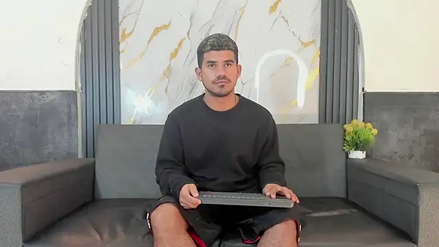 Snapshot of Latins_on_fire chatting on April 11, 2026, 11:25 am Latins on fire online show from April 11, 2026, 11:25 am