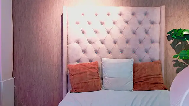 Snapshot of Sophie_Rousses chatting on February 24, 2026, 1:31 pm Sophie Rousses online show from February 24, 2026, 1:31 pm