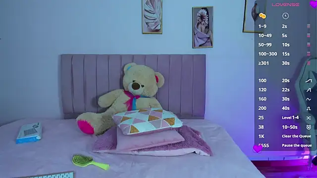 Snapshot of Zoow_bluussh chatting on March 25, 2026, 12:11 pm Zoow bluussh online show from March 25, 2026, 12:11 pm