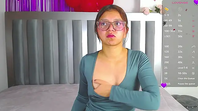 Snapshot of Zoow_bluussh chatting on March 27, 2026, 12:27 pm Zoow bluussh online show from March 27, 2026, 12:27 pm