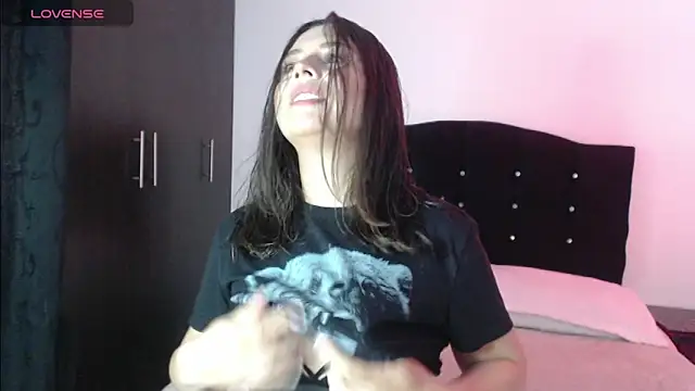 Snapshot of Ana__arms chatting on May 7, 2026, 5:40 pm Ana arms online show from May 7, 2026, 5:40 pm