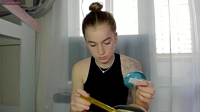 Stacey Brow online show from April 21, 2026, 1:42 am