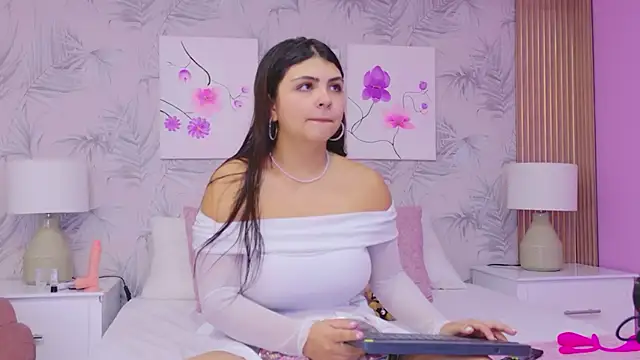 EmmaLeens online show from May 6, 2026, 11:59 am