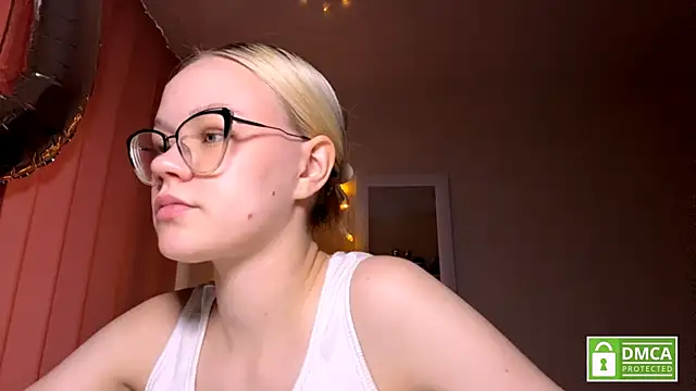 MiaCashe online show from May 10, 2026, 3:28 pm