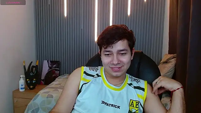 Snapshot of Julian_Smith21 chatting on May 3, 2026, 12:16 am Julian Smith21 online show from May 3, 2026, 12:16 am