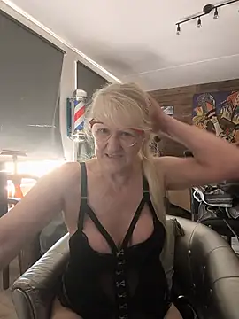 Snapshot of Heidiblueeyes chatting on June 25, 2026, 8:41 am Heidiblueeyes online show from June 25, 2026, 8:41 am