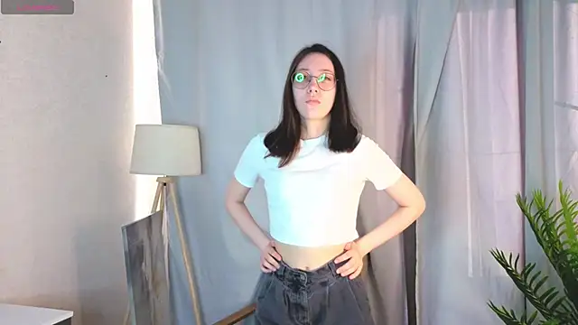 DoraWhitrock online show from April 3, 2026, 3:04 am