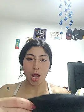 Snapshot of Little_Sweett chatting on April 9, 2026, 12:32 am Little Sweett online show from April 9, 2026, 12:32 am