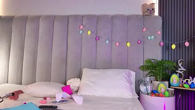 AlessiaAuren online show from April 4, 2026, 7:44 pm