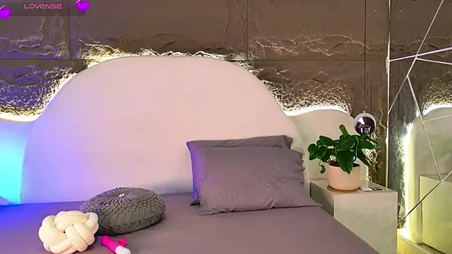 AlessiaAuren online show from May 17, 2026, 12:56 pm