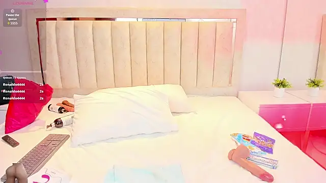 Snapshot of AlaiaMoretti_ chatting on April 8, 2026, 11:48 pm AlaiaMoretti online show from April 8, 2026, 11:48 pm