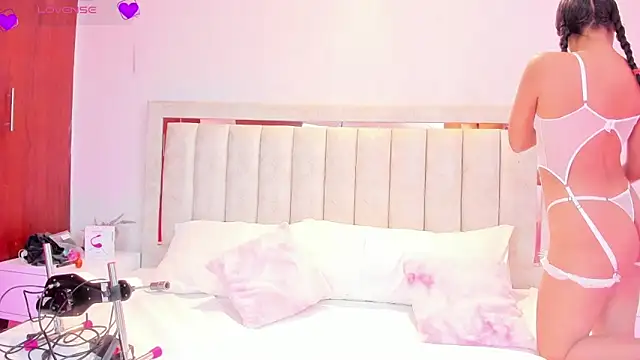 Snapshot of AlaiaMoretti_ chatting on April 14, 2026, 12:05 am AlaiaMoretti online show from April 14, 2026, 12:05 am