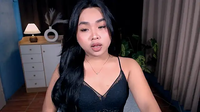 hoellygia online show from March 10, 2026, 2:44 pm