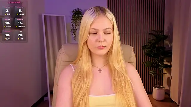 Elle Funning online show from March 3, 2026, 8:42 am