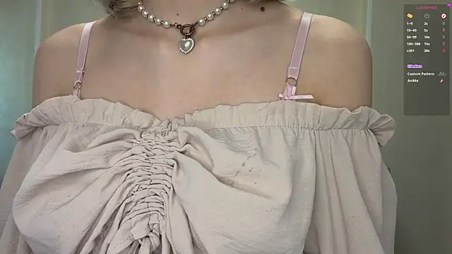 Snapshot of Carolini_i chatting on July 17, 2026, 4:45 pm Carolini i online show from July 17, 2026, 4:45 pm