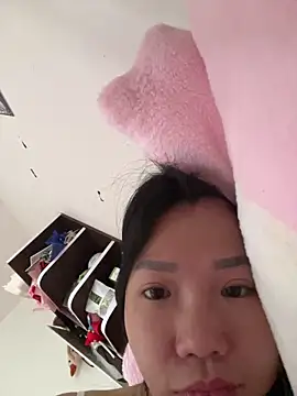 Snapshot of Miumieu2 chatting on May 4, 2026, 3:13 am Miumieu2 online show from May 4, 2026, 3:13 am