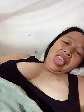 heesuu11 online show from April 6, 2026, 5:03 pm