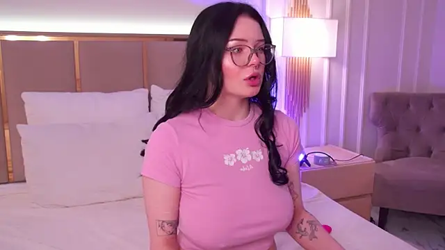 CindyMil online show from April 22, 2026, 6:16 am