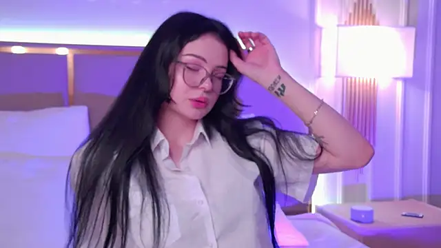 Snapshot of CindyMil chatting on June 21, 2026, 6:27 am CindyMil online show from June 21, 2026, 6:27 am