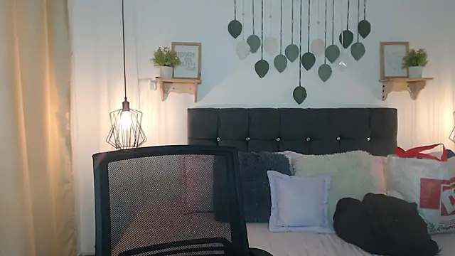 Snapshot of Emma_hassani chatting on April 1, 2026, 2:14 pm Emma hassani online show from April 1, 2026, 2:14 pm