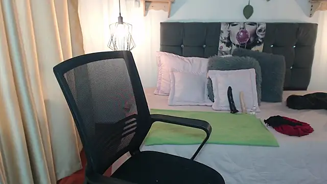 Snapshot of Emma_hassani chatting on April 7, 2026, 1:33 pm Emma hassani online show from April 7, 2026, 1:33 pm