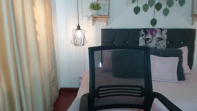 Snapshot of Emma_hassani chatting on April 9, 2026, 2:00 pm Emma hassani online show from April 9, 2026, 2:00 pm