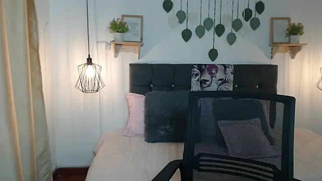 Snapshot of Emma_hassani chatting on April 10, 2026, 2:11 pm Emma hassani online show from April 10, 2026, 2:11 pm