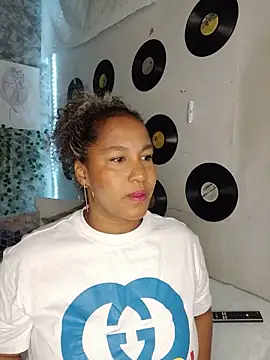 medusafox  online show from April 15, 2026, 9:48 pm