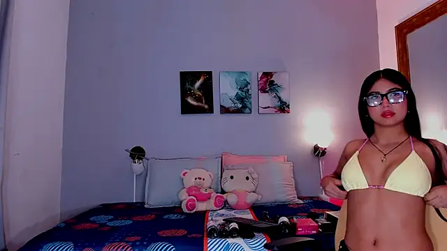 KimTaylorW online show from May 13, 2026, 2:31 am