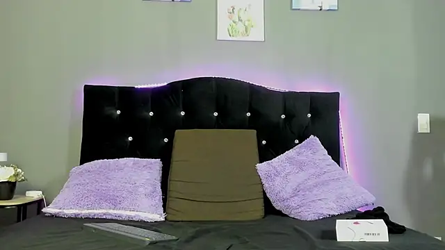 Eros Lux online show from April 8, 2026, 12:27 pm