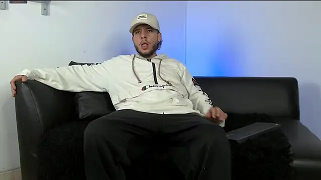 Snapshot of luxesmith chatting on March 3, 2026, 12:06 am luxesmith online show from March 3, 2026, 12:06 am