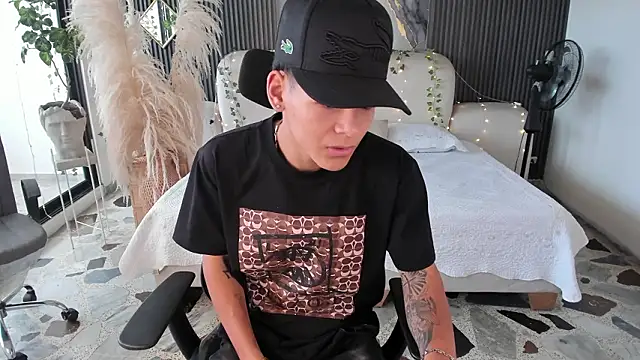 Snapshot of DylanRoyce_ chatting on March 5, 2026, 12:45 pm DylanRoyce online show from March 5, 2026, 12:45 pm