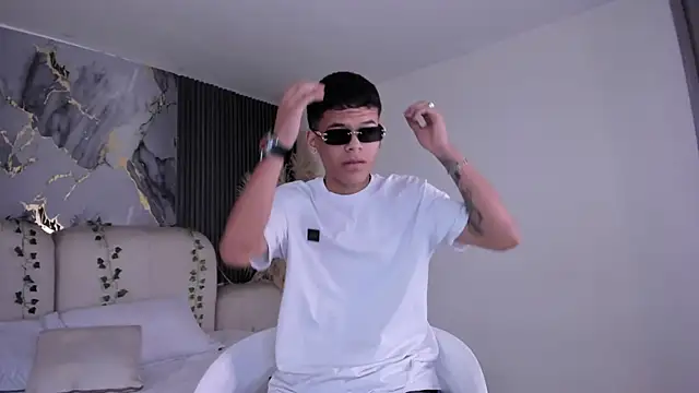 Snapshot of DylanRoyce_ chatting on March 13, 2026, 12:23 pm DylanRoyce online show from March 13, 2026, 12:23 pm