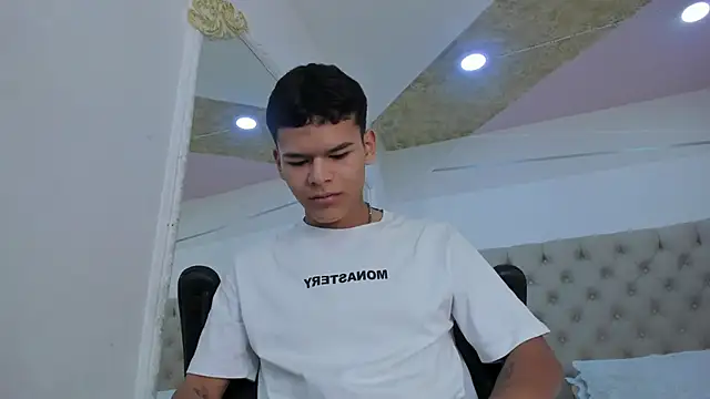 Snapshot of DylanRoyce_ chatting on March 21, 2026, 12:32 pm DylanRoyce online show from March 21, 2026, 12:32 pm