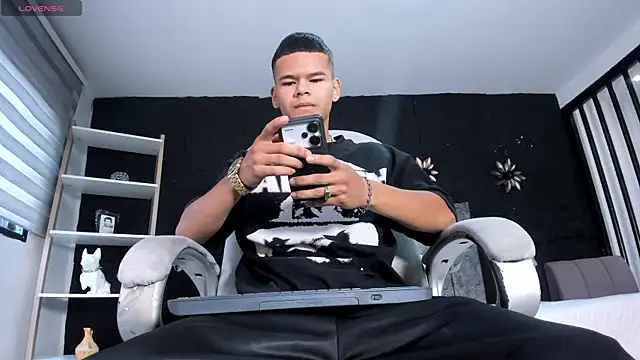 Snapshot of DylanRoyce_ chatting on April 8, 2026, 12:38 pm DylanRoyce online show from April 8, 2026, 12:38 pm