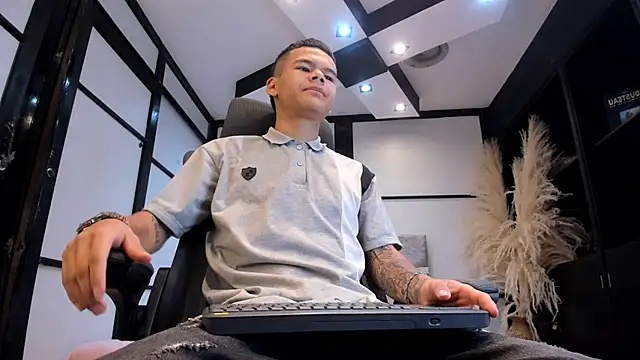 Snapshot of DylanRoyce_ chatting on April 10, 2026, 12:32 pm DylanRoyce online show from April 10, 2026, 12:32 pm