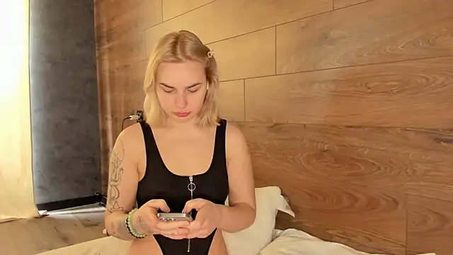 AmmyLuu online show from April 28, 2026, 10:53 am