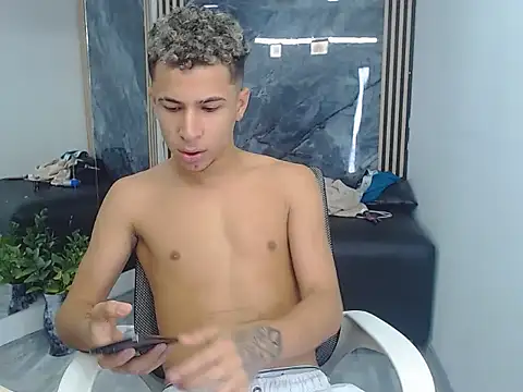 Snapshot of Hollmanhot chatting on April 7, 2026, 2:23 am Hollmanhot online show from April 7, 2026, 2:23 am